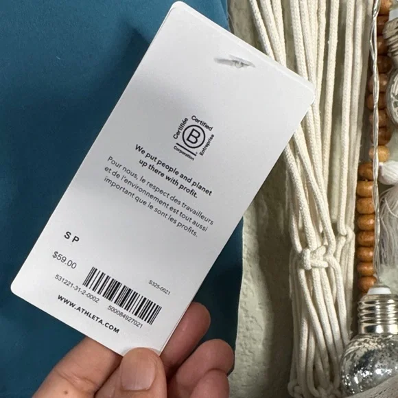 Athleta Conscious Crop
D-DD, Borealis Green - Picture 4 of 8